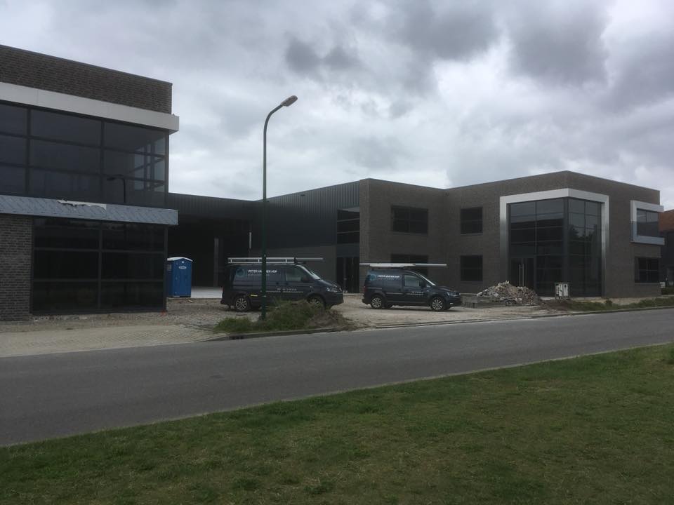 Nieuwbouw bedrijfshallen met kantoren in Mill