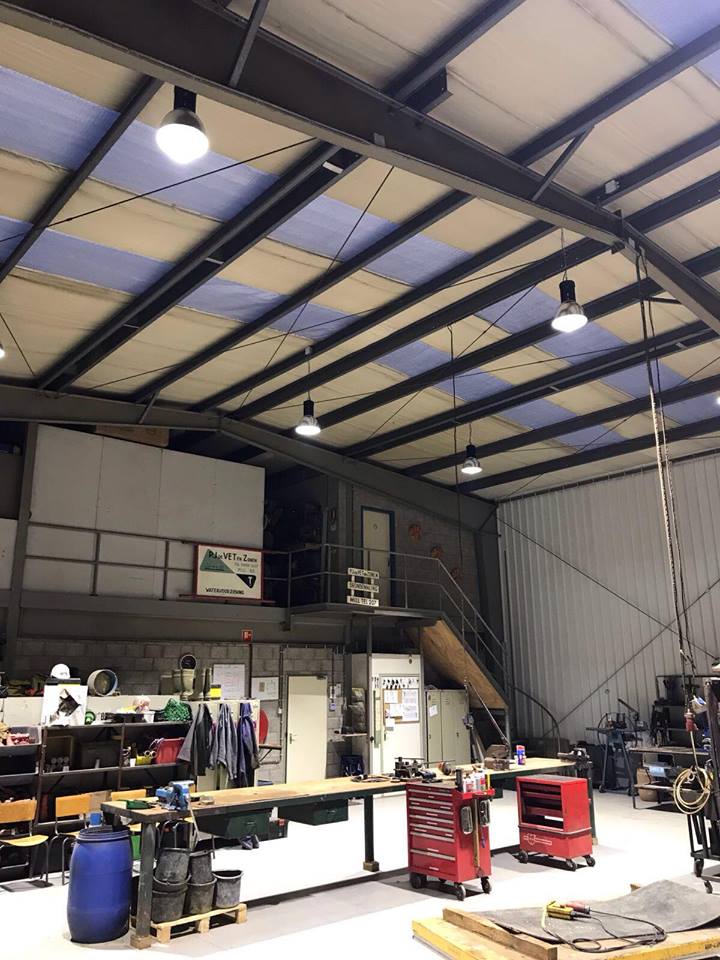 TL’s vervangen door led-downlighters in werkplaats